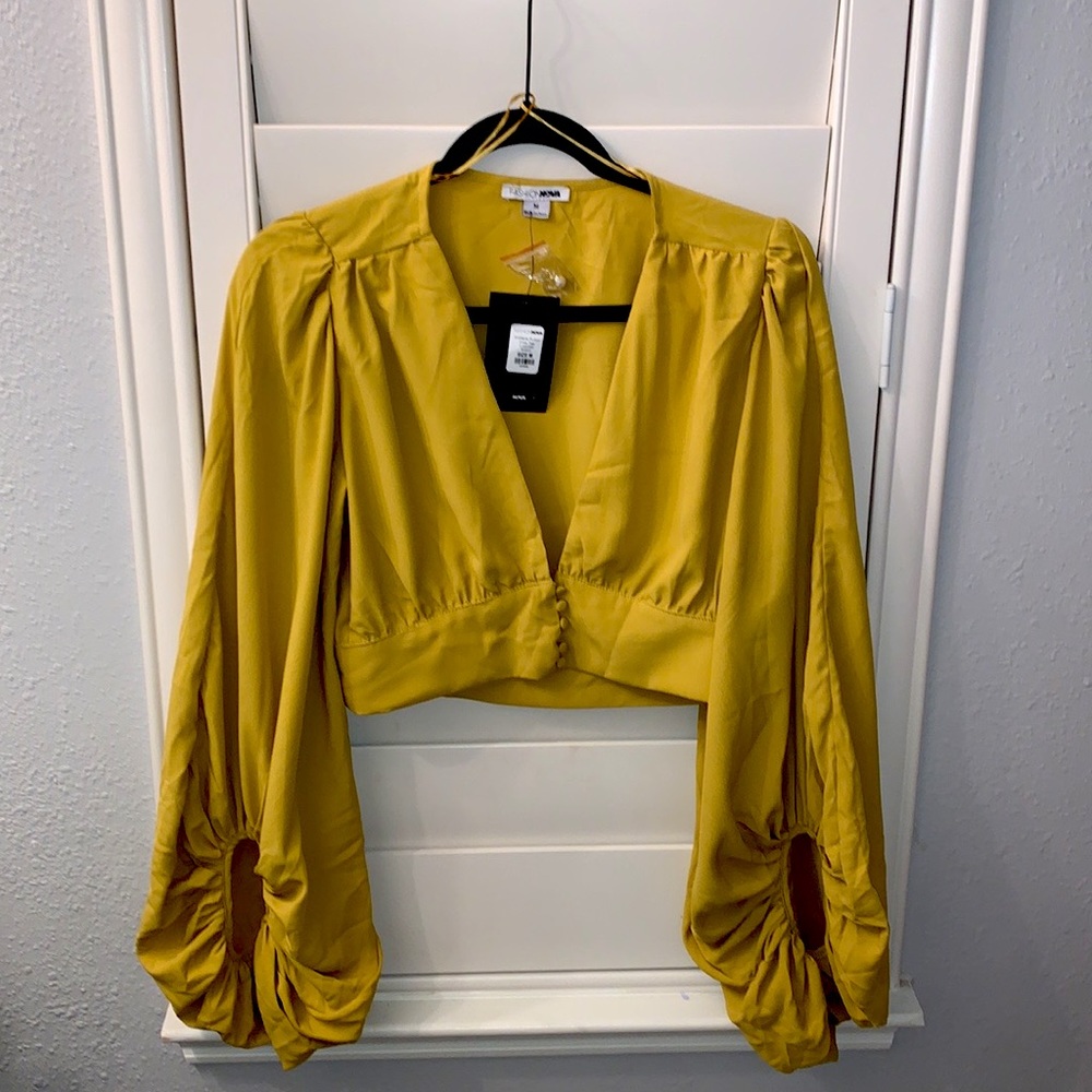 Button crop top never worn!!